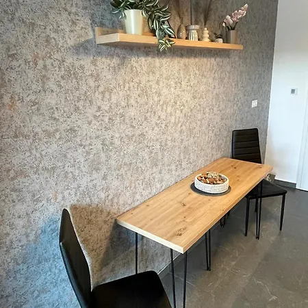 Warm Amber Apartment *